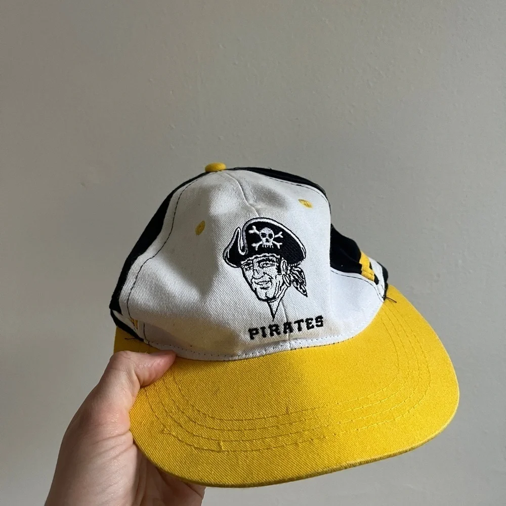 Pirates Logo Cap in Yellow and White